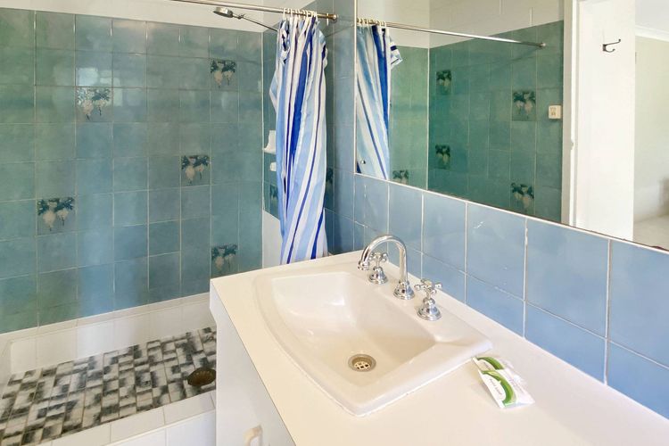 Alma Bay Holiday Unit 1 - Bathroom