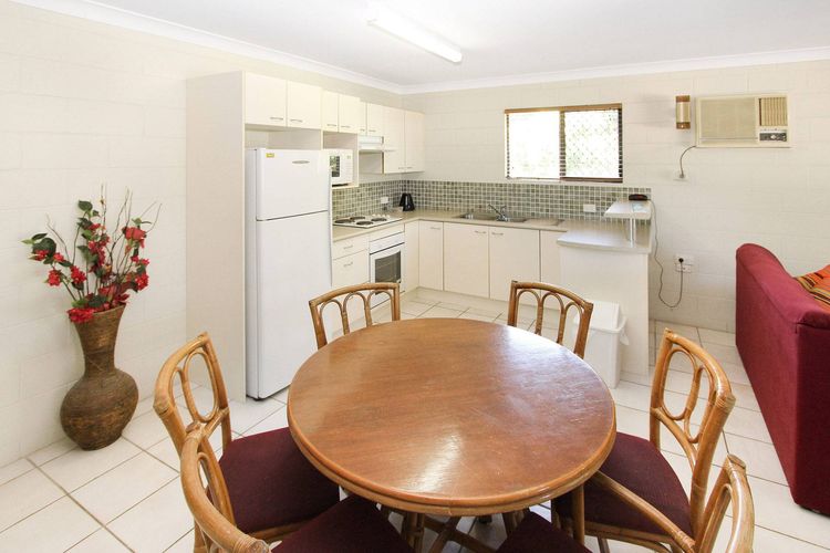 Alma Bay Holiday Unit 4 - Kitchen/Dining
