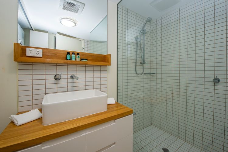 1 Bright Point Apartment 5301 - Main Bathroom