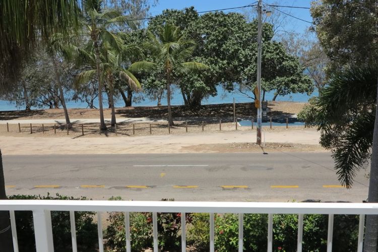 Relax and recharge in this elegant and cosy beachfront house.