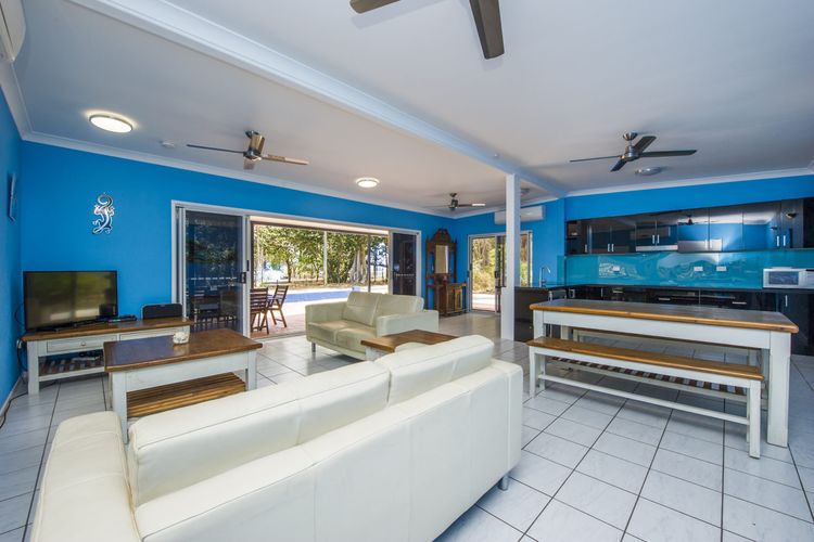 Azure on Geoffrey - Living Area