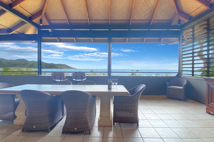 Absolute Beachfront and Pool House