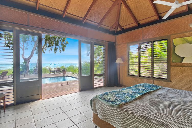 Absolute Beachfront and Pool House