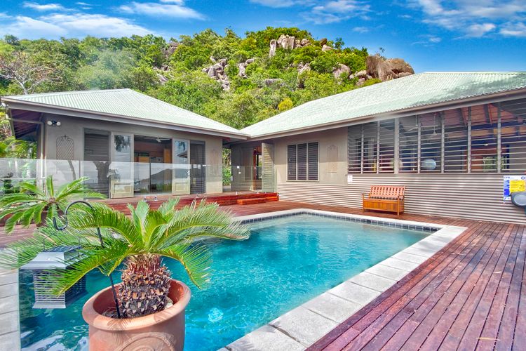 Absolute Beachfront and Pool House