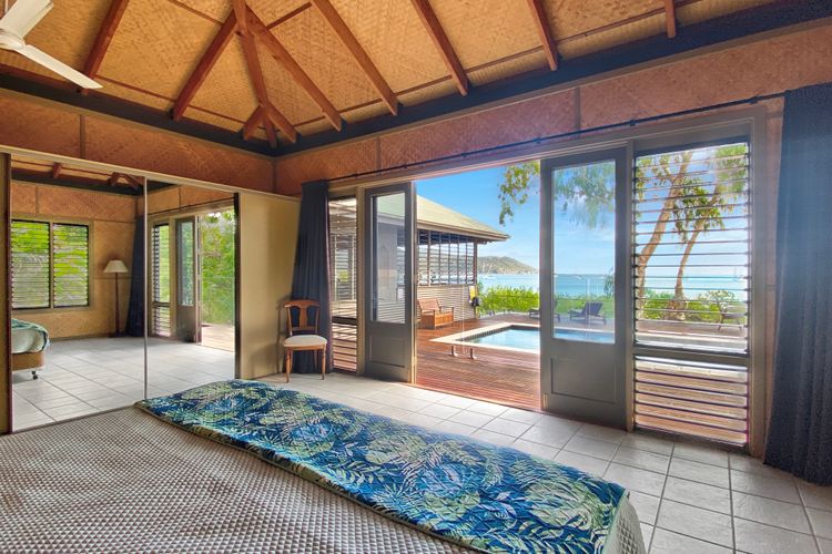 Absolute Beachfront and Pool House