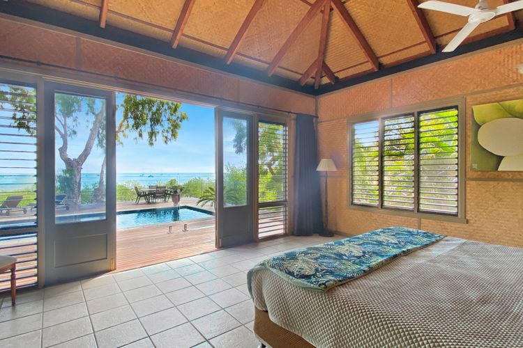 Absolute Beachfront and Pool House