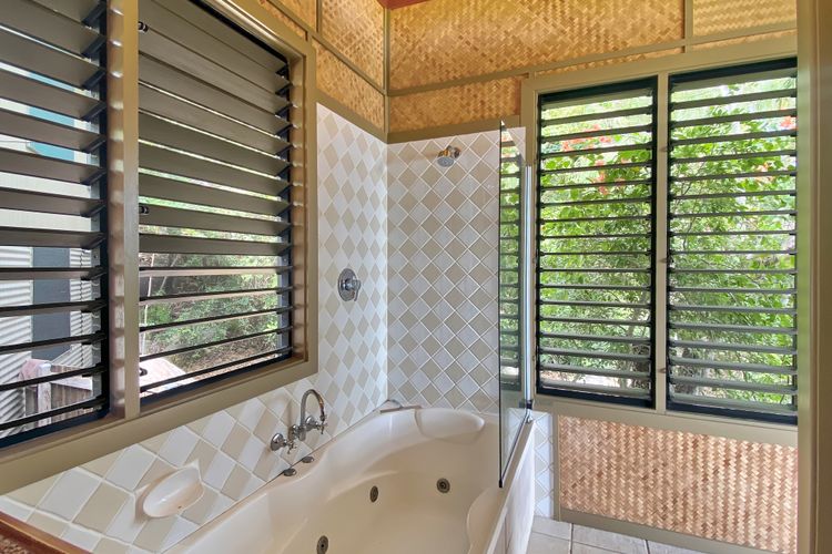 Absolute Beachfront and Pool House