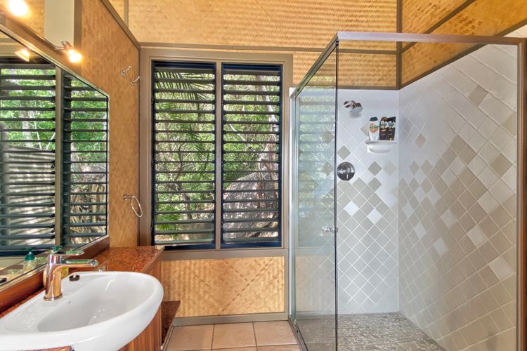 Absolute Beachfront and Pool House