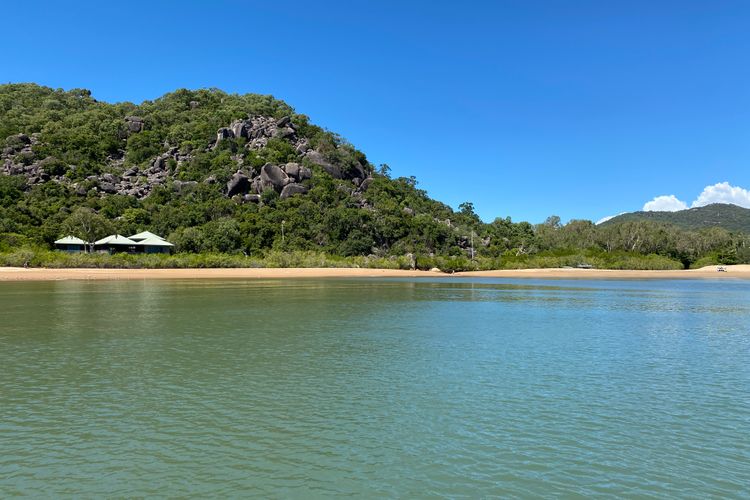 Absolute Beachfront and Pool House