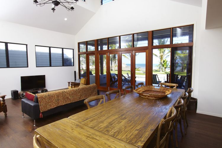 Beached on Magnetic - Living/Dining Area