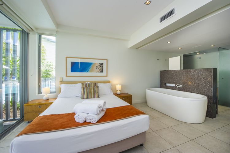 Blue on Blue Apartment 1011 - Master Bedroom