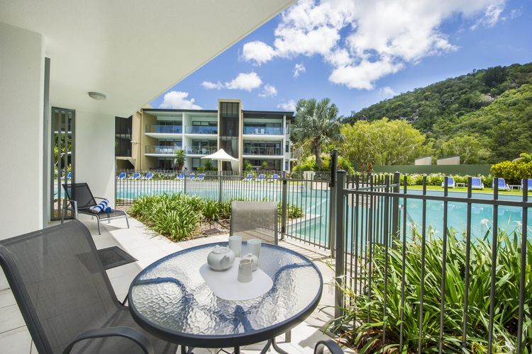 Blue on Blue Apartment 1011 - Poolside Verandah