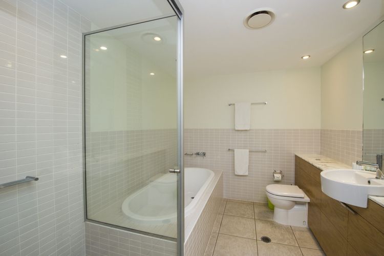 Blue on Blue Apartment 1011 - Main Bathroom