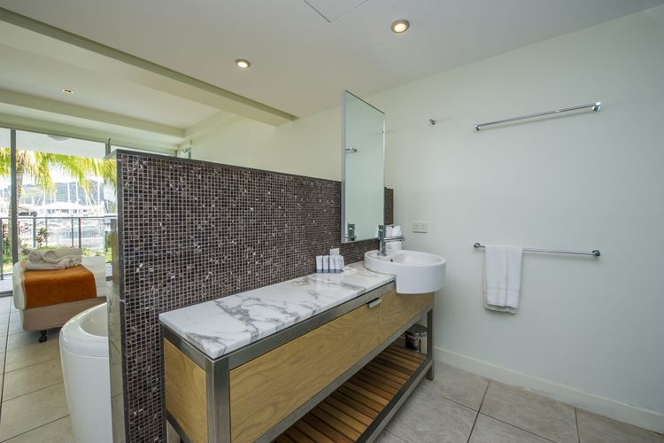 Blue on Blue Apartment 1011 - Ensuite