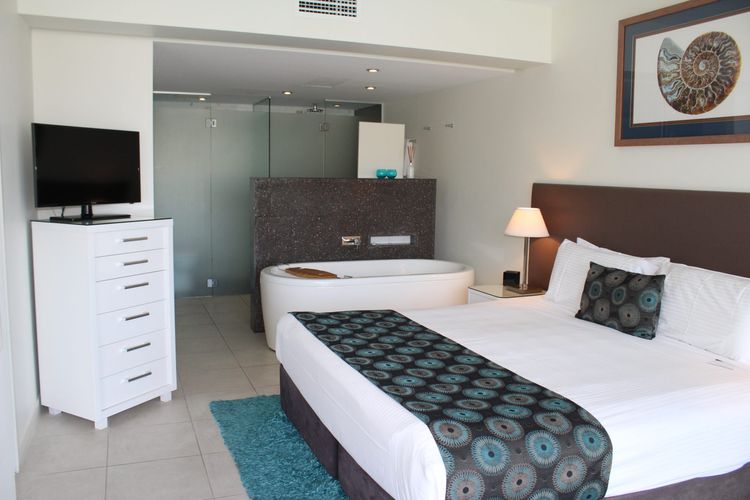 Blue on Blue Apartment 1014 - Master Bedroom