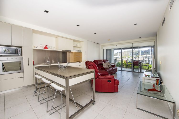 Blue on Blue Apartment 1015 - Living Area