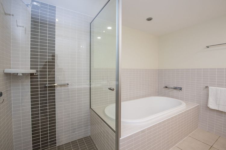 Blue on Blue Apartment 1015 - Main Bathroom