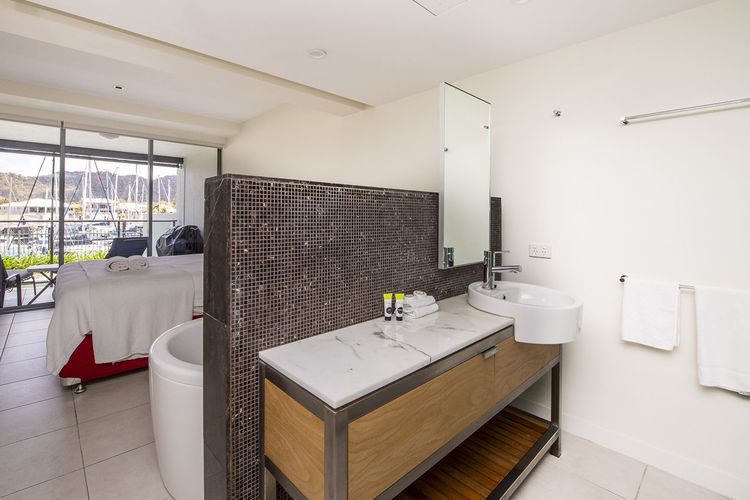 Blue on Blue Apartment 1015 - Ensuite