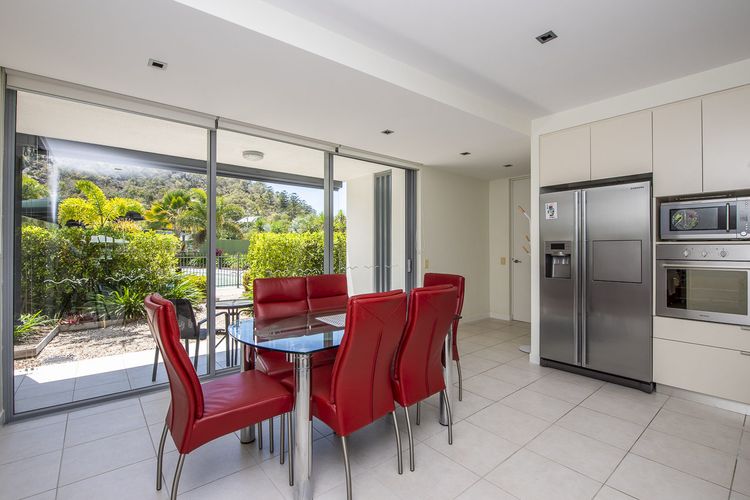 Blue on Blue Apartment 1015 - Dining Area