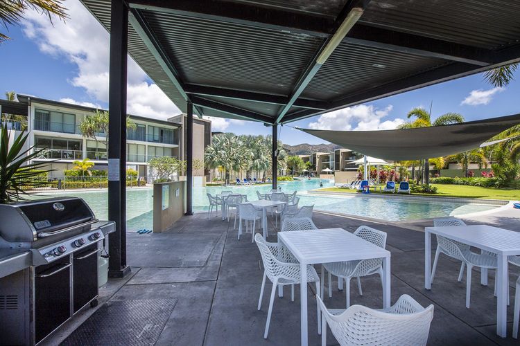 Blue on Blue Apartment 1015 - Lagoon Pool/BBQ Area