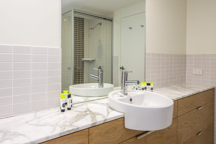 Blue on Blue Apartment 1015 - Main Bathroom