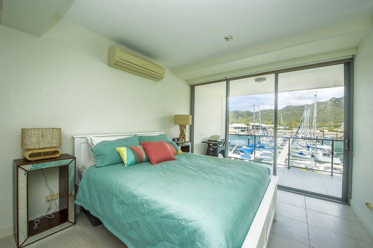 Blue on Blue Apartment 327 - Master Bedroom