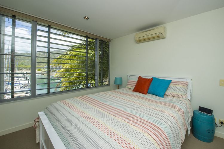 Blue on Blue Apartment 327 - Bedroom 2