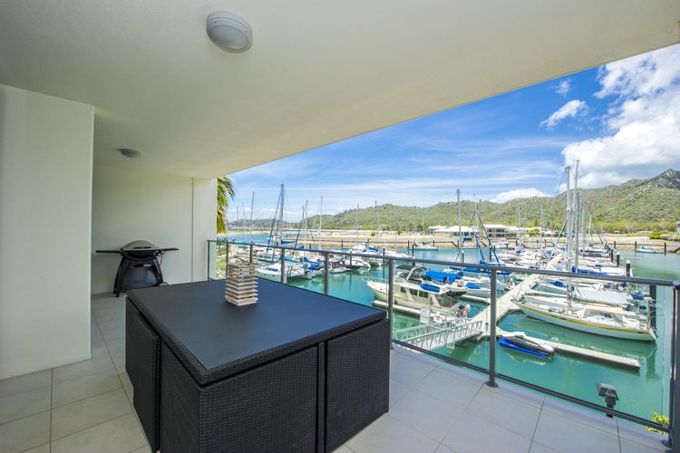 Blue on Blue Apartment 327 - Balcony