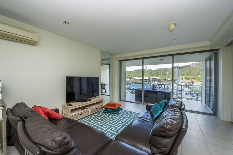 Blue on Blue Apartment 327 - Living Area