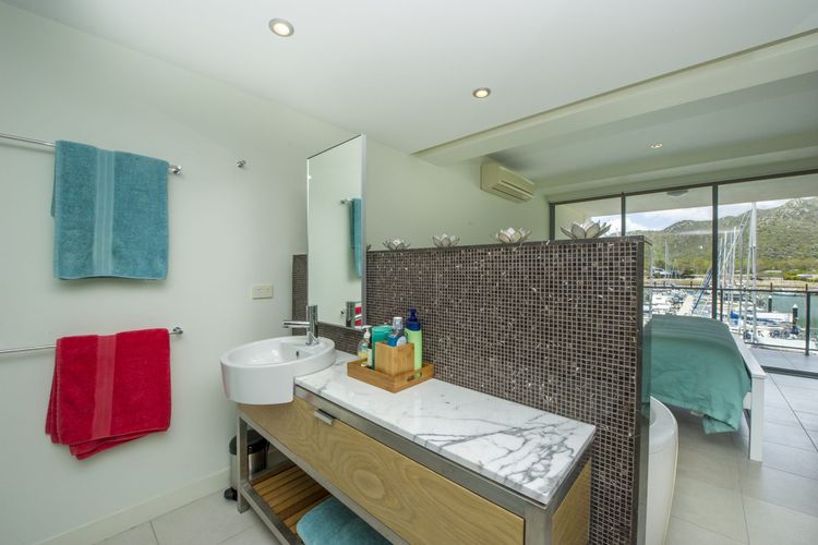 Blue on Blue Apartment 327 - Master Bathroom