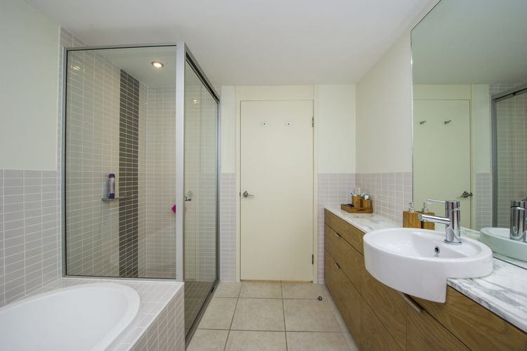 Blue on Blue Apartment 327 - Main Bathroom