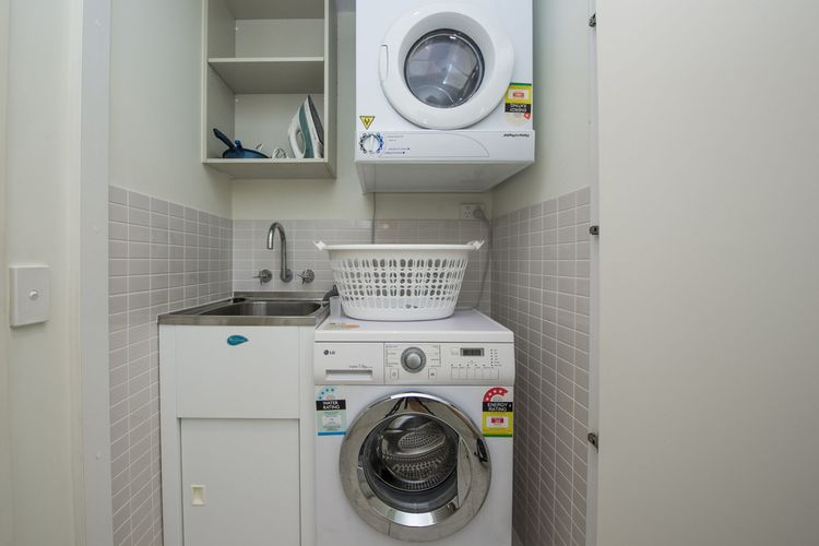 Blue on Blue Apartment 327 - Laundry