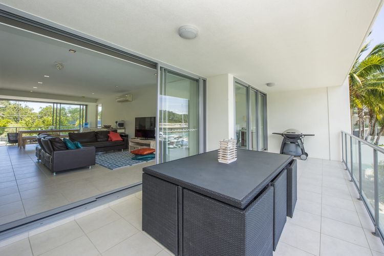 Blue on Blue Apartment 327 - Balcony