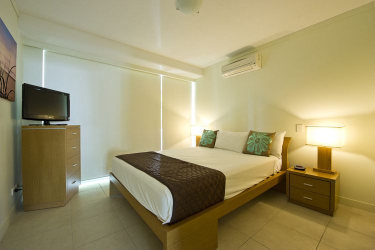 Blue on Blue Apartment 812 - Master Bedroom