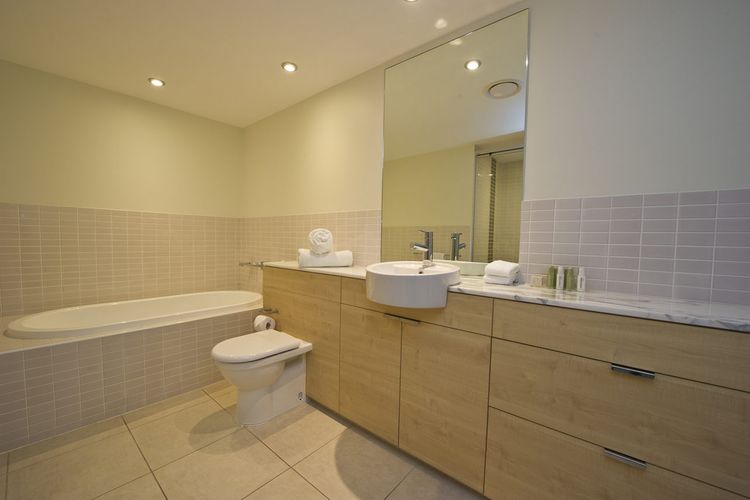 Blue on Blue Apartment 812 - Main Bathroom