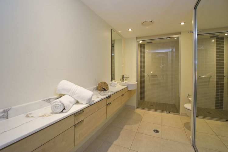 Blue on Blue Apartment 812 - Master Bathroom