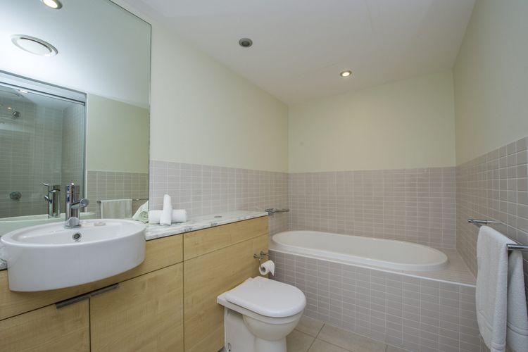 Blue on Blue Apartment 813 - Main Bathroom