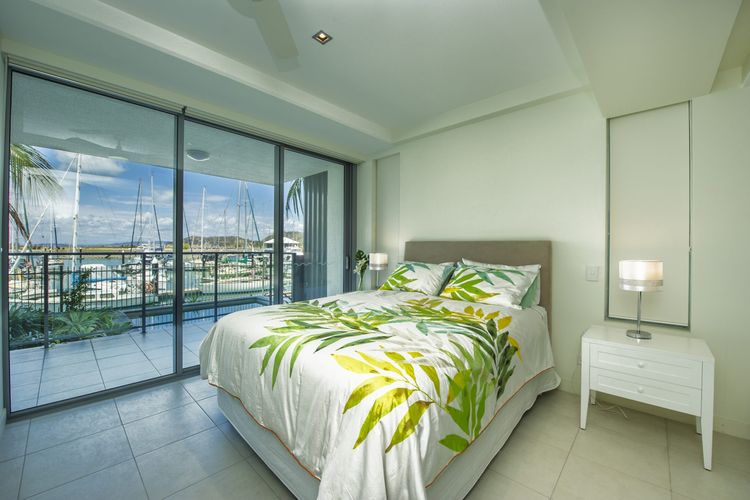 Blue on Blue Apartment 912 - Master Bedroom