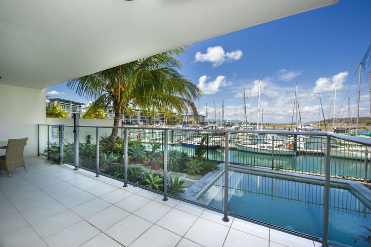 Blue on Blue Apartment 912 - Balcony