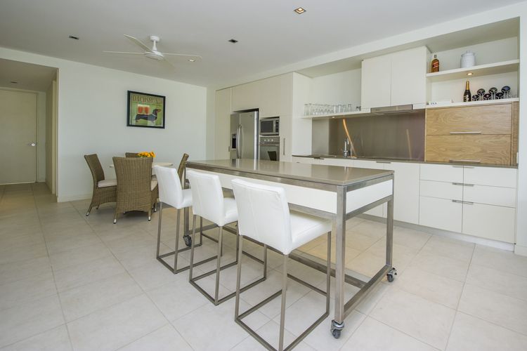 Blue on Blue Apartment 912 - Kitchen