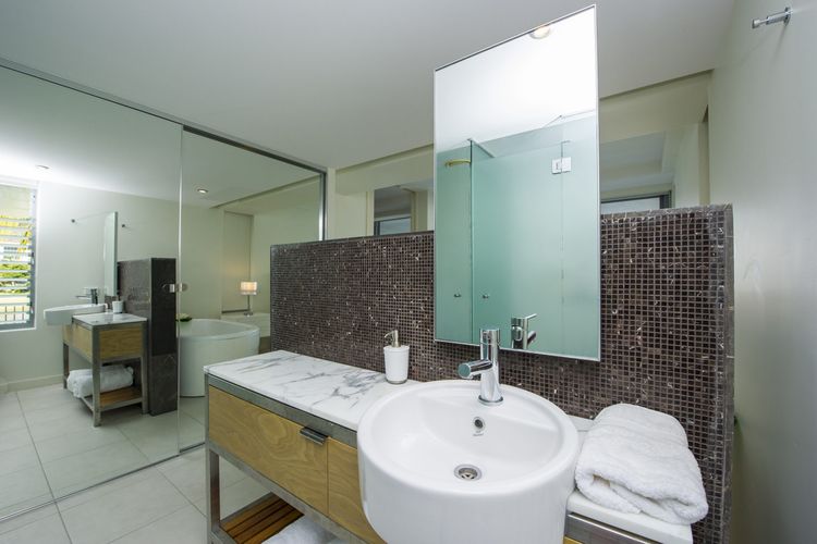 Blue on Blue Apartment 912 - Master Bathroom