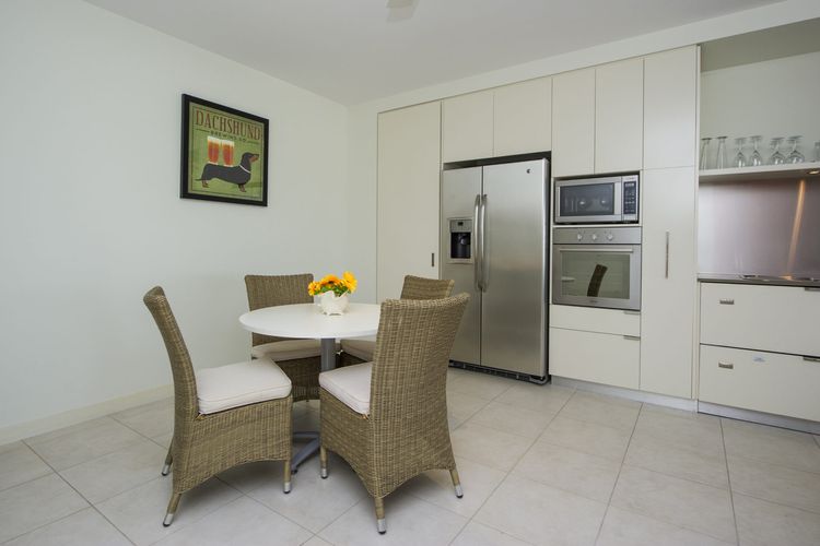 Blue on Blue Apartment 912 - Dining Area
