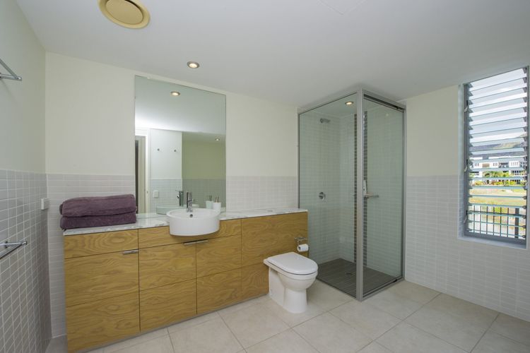 Blue on Blue Apartment 912 - Main Bathroom