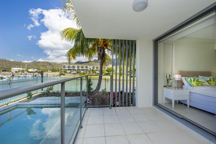 Blue on Blue Apartment 912 - Balcony