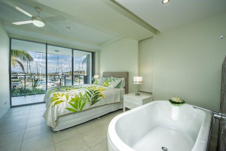 Blue on Blue Apartment 912 - Master Bedroom