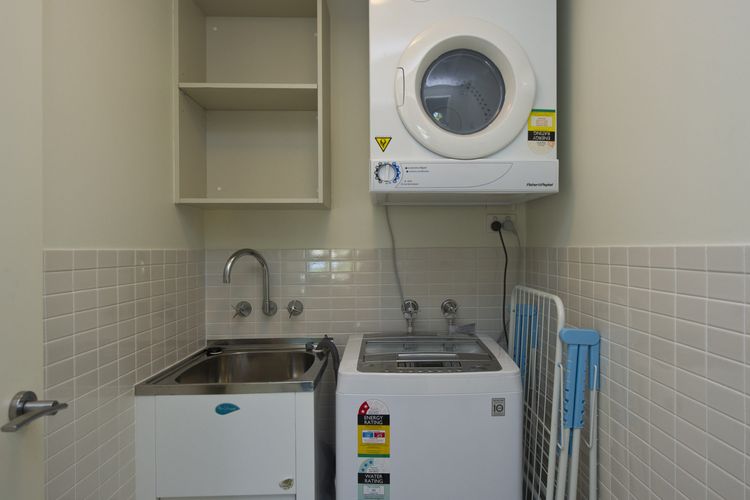 Blue on Blue Apartment 921 - Laundry