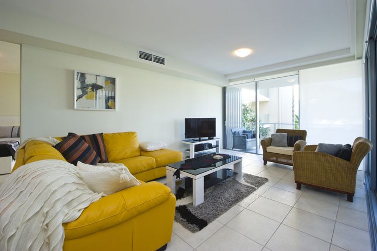 Blue on Blue Apartment 921 - Living Area