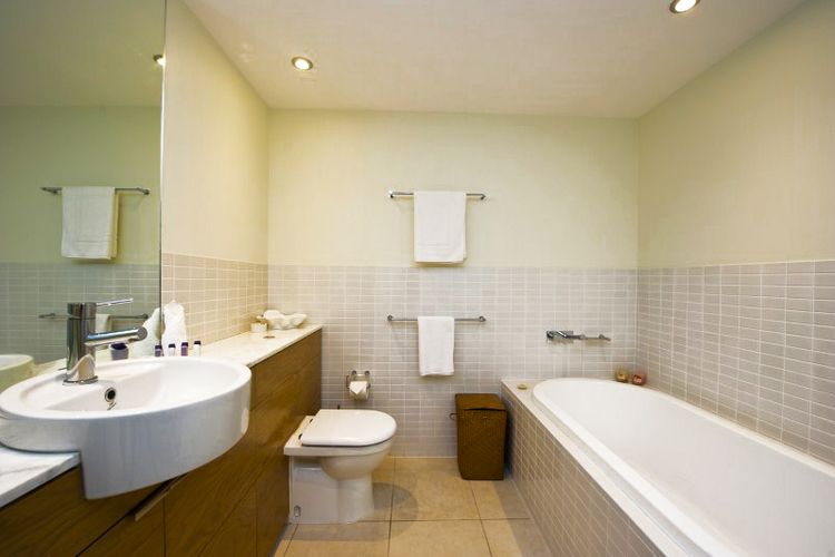 Blue on Blue Apartment 934 - Main Bathroom