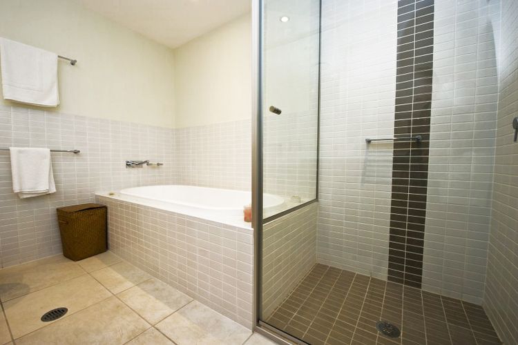 Blue on Blue Apartment 934 - Main Bathroom