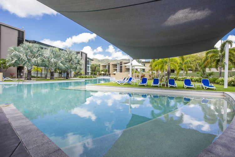 Blue on Blue Penthouse Apartment 335 - Lagoon Pool